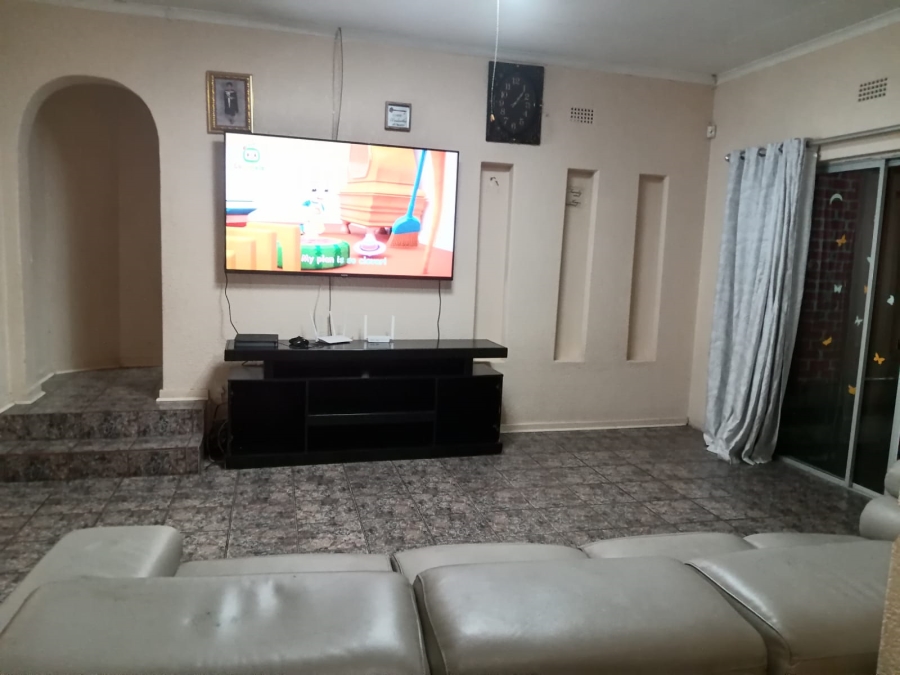 6 Bedroom Property for Sale in Geelhoutpark North West